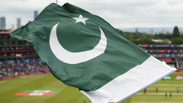 pakistan-cricketers-face-antiimmigrant-protest-in-england-after-being-mistaken-for-asylum-seekers
