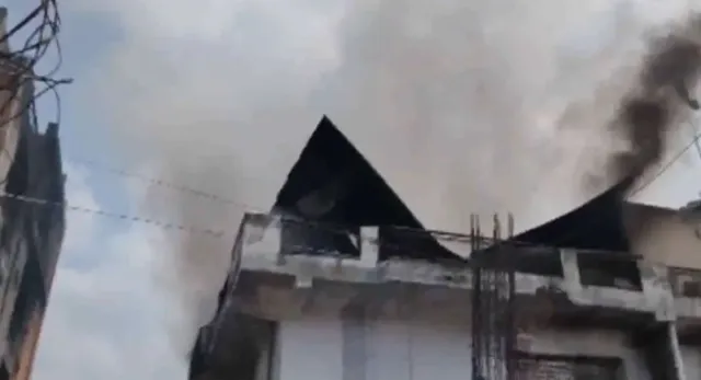 delhi-fire-women-children-among-6-injured-after-jumping-from-building-as-factory-catches-fire-in-swaroop-nagar