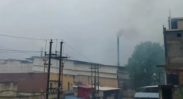 greater-noida-pollution-december-like-haze-grips-industrial-area-as-factories-spew-smoke-workers-struggle-to-breathe