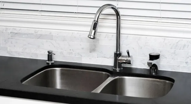 corner-kitchen-sink-ideas-for-small-kitchens-that-save-space-without-compromising-style