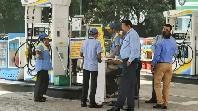 upi-mdr-sparks-frenzy-among-petrol-pump-owners-dealers-threaten-to-stop-accepting-online-payments-above-rs-2000