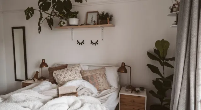 want-cosy-bedroom-makeover-try-these-warm-and-minimal-wall-design-ideas
