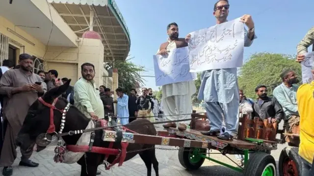 pakistan-pti-leaders-ride-donkey-carts-to-assembly-as-fuel-prices-soar-say-can-not-afford-petrol-austerity-measures