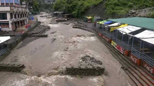 himachal-weather-first-snowfall-in-rohtang-cloudburst-in-kullu-blocks-roads