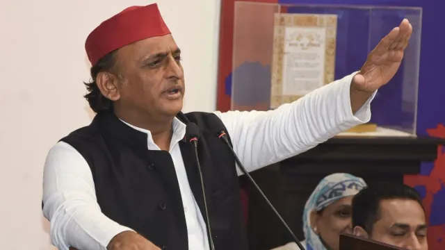 samajwadi-party-dissolves-etah-kasganj-units-after-leaders-clash-abuse-in-front-of-akhilesh-yadav