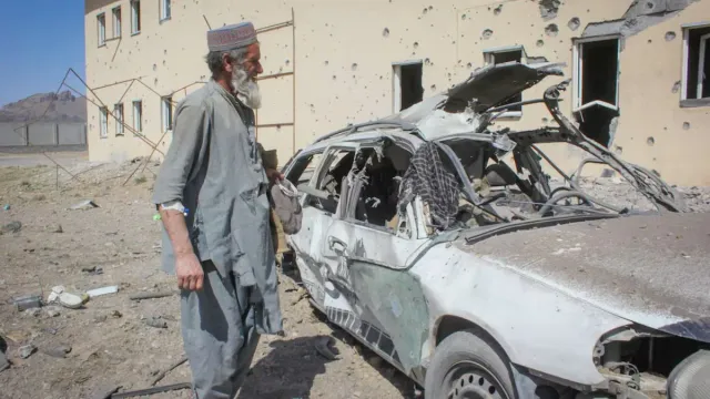 pakistan-launches-airstrikes-in-afghanistan-after-bomb-attack-death-toll-latest-updates
