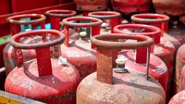 lpg-subsidy-alert-complete-aadhaar-verification-before-october-1-or-pay-full-price