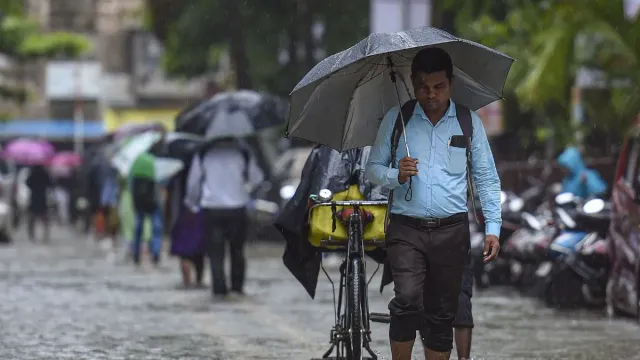 bengal-weather-kolkata-braces-for-heavy-rain-imd-issues-yellow-orange-alerts-amid-intensifying-bay-system-forecast