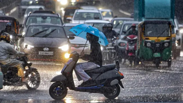 bengaluru-weather-imd-issues-rain-thunderstorm-alert-till-september-25-traffic-disrupted-in-these-regions-karnataka-weather