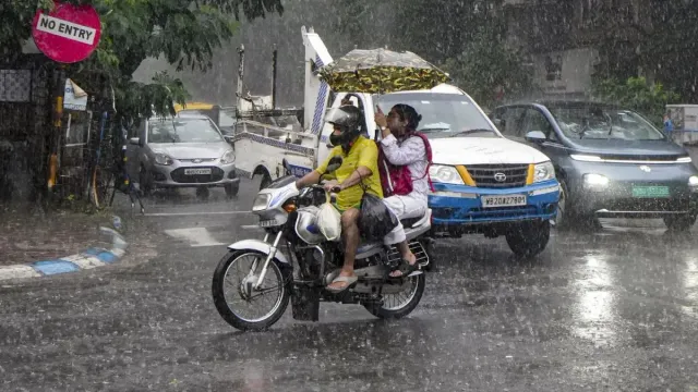 bengal-weather-imd-issues-heavy-rain-alert-for-southern-districts-will-it-rain-in-kolkata-rain-check-forecast-bay-of-bengal-depression-cyclone-arnab
