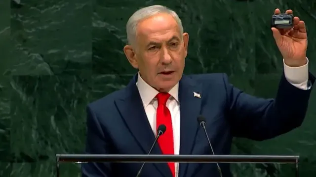 israel-pm-benjamin-netanyahu-displays-pager-to-remind-2024-hezbollah-attack-at-un-session-video