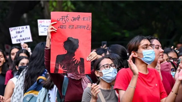 du-students-hold-protest-demand-safer-public-spaces-for-women-after-aastha-kunj-gang-rape-case