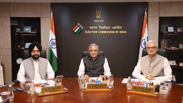 ec-sir-row-cec-gyanesh-kumar-commissioners-meet-to-clarify-dissent-exempt-voters-from-office-hearings