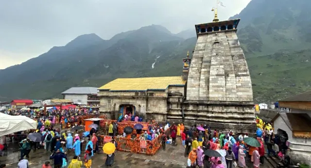 char-dham-yatra-halted-for-2-days-as-uttarakhand-faces-heavy-rain-red-alerts-forecast