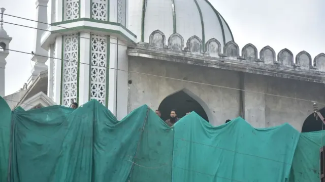 ujjain-shahi-masjid-case-hc-dismisses-plea-seeking-stay-on-demolition-of-mosques-portion-situation-tense-amid-protest