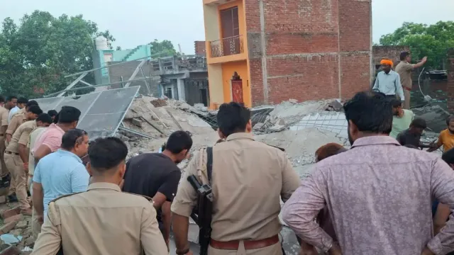 fatehpur-gas-cylinder-explosion-house-collapse-trapped-dead-injured-rescue-operation-up-latest-updates