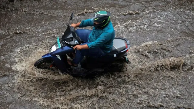 bengaluru-weather-heavy-rains-wreak-havoc-roads-waterlogged-in-many-parts-check-imd-forecast