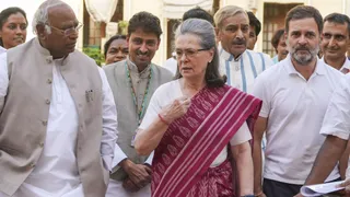 Nitish Mention, DUSU Loss And ECI-SIR Row: Why Sonia, Rahul Gandhi Rapped Congress Leaders At Key CWC Meet