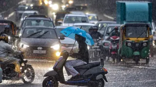 bengaluru-rains-heavy-downpour-triggers-traffic-snarls-waterlogging-check-imd-forecast