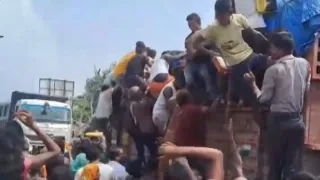 bihar-liquor-laden-truck-crashes-near-toll-plaza-locals-loot-bottles-in-broad-daylight-watch