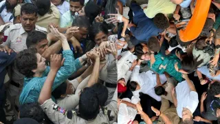 jantar-mantar-protest-priyanka-gandhi-lies-on-road-says-delhi-police-scratched-me-all-over-amid-chaotic-india-bloc-protest-video