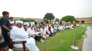 india-bloc-protest-day-3-updates-mallikarjun-kharge-rahul-gandhi-priyanka-gandhi-opposition-leaders-holds-sit-in-at-rajghat-against-cec-plans-rashtrapati-bhavan-march-tomorrow