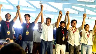 cjp-bengaluru-protest-dhruv-rathee-joins-prakash-raj-abhijeet-dipke-on-stage-vote-chor-slogans-echo-at-freedom-park