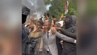 france-students-protest-mayor-confronts-police-to-save-protesters-video-goes-viral