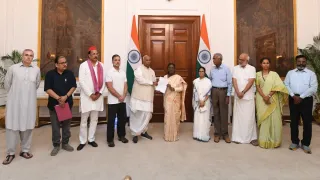 india-bloc-mps-rahul-gandhi-meets-president-droupadi-murmu-at-central-hall-of-parliament-amid-anti-cec-protst-over-sir