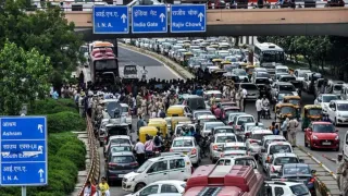 delhi-traffic-alert-dhaula-kuan-cp-among-30-points-hit-by-diversions-amid-cjp-protest-affected-route-restrictions-latest-police-update-advisory