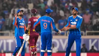 ind-vs-wi-sunil-gavaskar-points-out-indias-bowling-mistake-in-250run-chase-against-west-indies