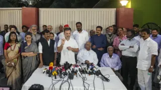 india-bloc-sir-protest-rahul-gandhi-high-tea-tejashwi-yadav-supriya-sule-mallikarjun-kharge-jantar-mantar-news-vote-chori-latest-updates