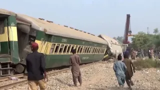pakistan-train-accident-video-peshawar-rehman-baba-express-derailed-several-killed-and-injured-near-punjab-updates