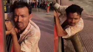 Bihar: Man Tries To Steal Phone, Ends Up Hanging Outside Moving Train As Passengers Restrain Him | WATCH
