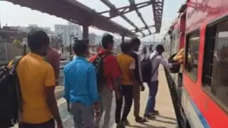 gaon-chalo-andolan-hundreds-of-workers-from-up-bihar-are-leaving-gujarats-surat
