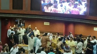 MCD House Witnesses Chaos As AAP And BJP Councillors Clash; Throw Files, Hot Tea At Each Other | Video