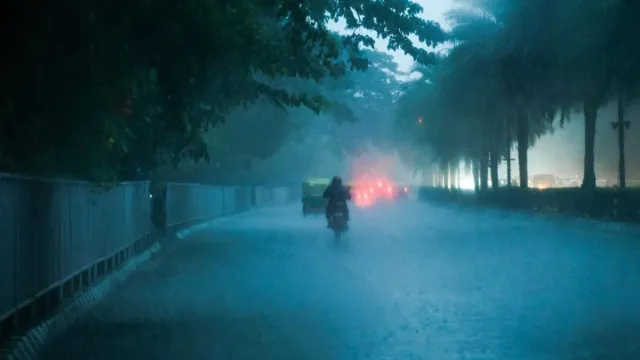 cyclone-arnab-updates-flash-flood-alert-issued-for-13-andhra-districts-heavy-rain-to-continue-in-coastal-regions