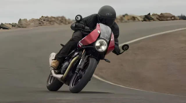 triumph-thruxton-400-spotted-with-new-tft-instrument-cluster-launch-soon