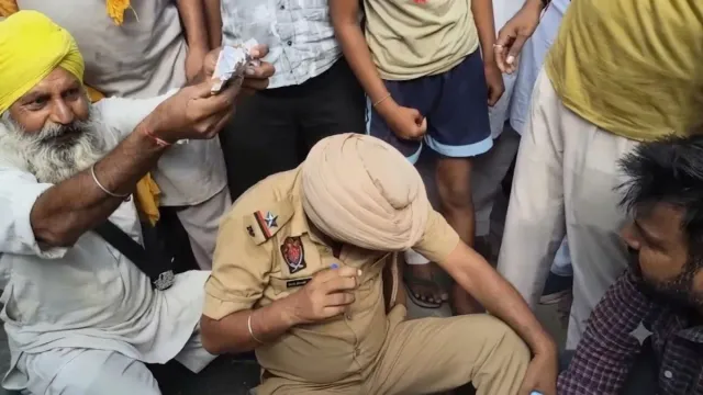 punjab-asi-caught-under-influence-of-drugs-during-anti-narcotics-campaign-in-mansa-budhlada-local-residents-stage-protest-demand-action