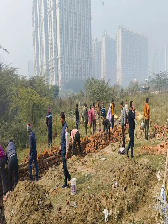 ghaziabad-awas-vikas-clears-encroachment-on-3000-sqm-land-in-sector-4-fir-filed-against-encroachers