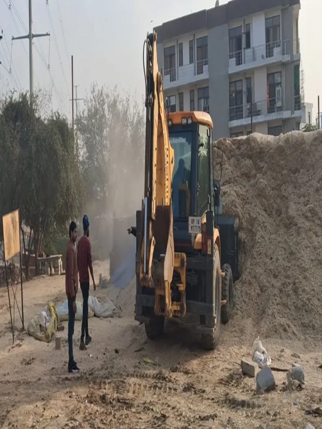 ghaziabad-mayor-clears-rs-100-cr-municipal-land-in-mirzapur-seizes-16-trucks-of-fodder