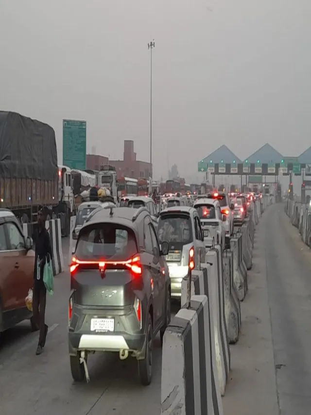 hapur-traffic-delhi-lucknow-highway-sees-heavy-jam-near-brajghat-toll-amid-wedding-rush-weekend