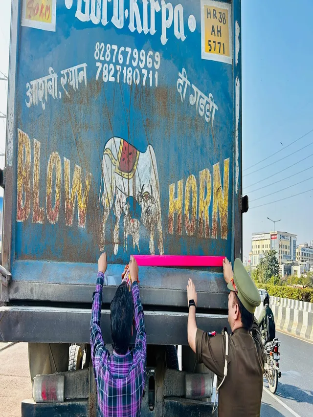ghaziabad-traffic-police-crack-down-on-roadside-parking-amid-fog-76-vehicles-fined