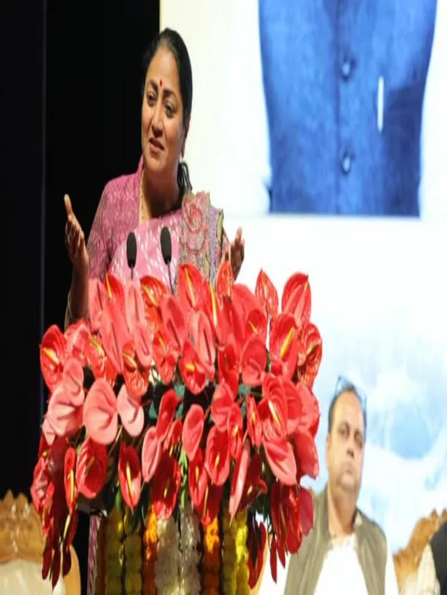 delhi-air-pollution-cm-rekha-gupta-leads-highlevel-meeting-to-fix-broken-roads-and-manage-dust